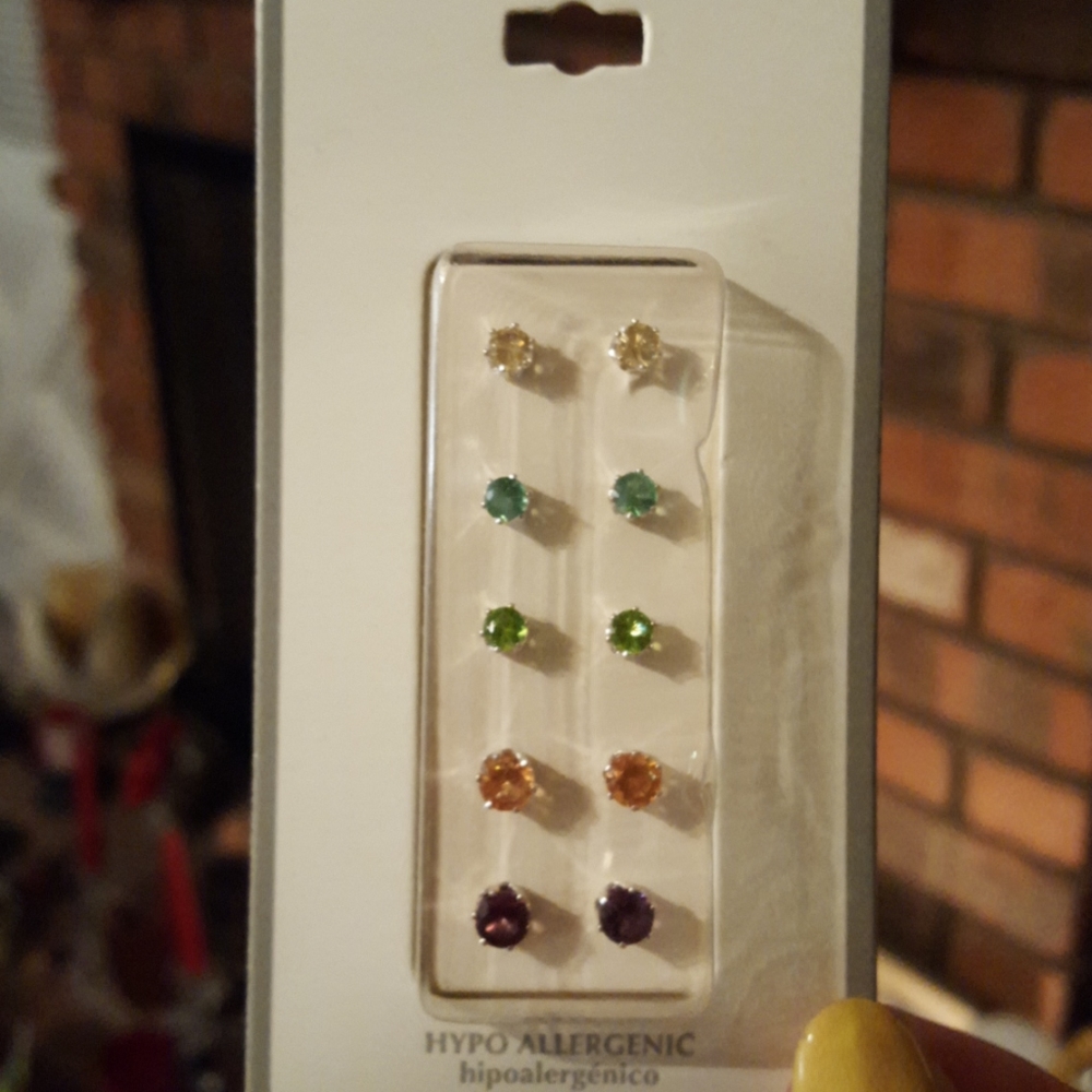5 pairs of sparkly stud earrings